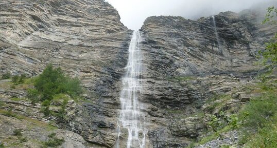 Cascade de la Pisse du Rabious dévalant sur les flyschs à Helminthoïdes