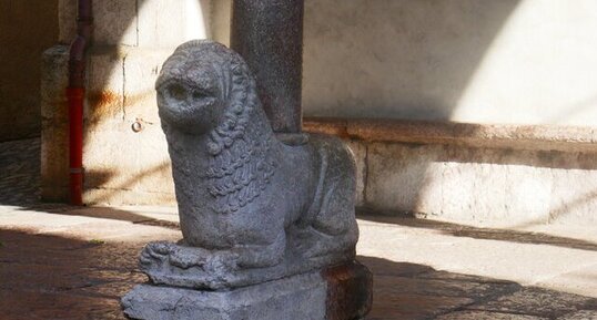 Lion en marbre de Guillestre au niveau du porche de l'église de la ville