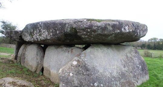 Dolmen de la Frébouchère et sa dalle géante de granite