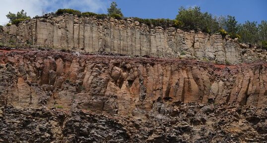 Coulées de basalte avec formation de porcelanite - Velay.