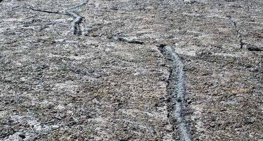 Surface figée d'un ancien lac de lave à la Caldera du Mauna Loa