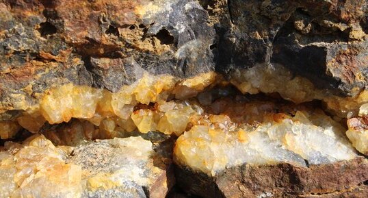 Minéralisation de quartz dans le lias silicifié des Sarts.