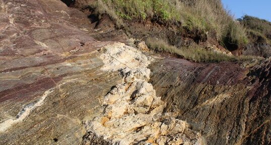 Filons de pegmatites dans des gneiss et micaschistes hercyniens