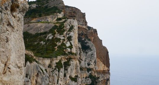 Falaise du Cap Canaille depuis la route des Crêtes de Cassis à La Ciotat.