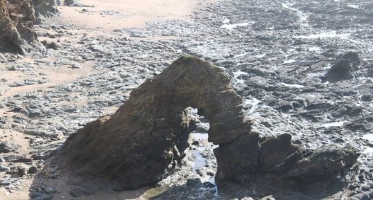 Arche dans les micaschistes de la pointe du Payré