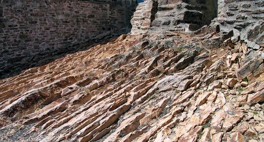 Gneiss roses rubano-oeillés de la Gardille