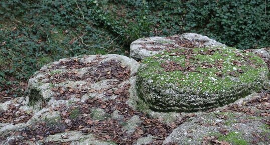 Ancienne carrière de meules de Sérigné.