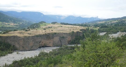 Terrasse fluvio-glaciaire sur la Durance à Châteauroux-lès-Alpes