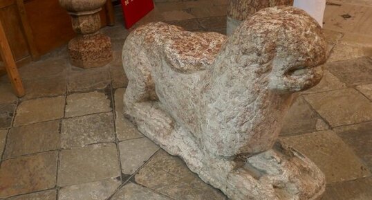 Lion en marbre rose de Guillestre à la cathédrale de Briançon