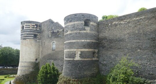 Château d'Angers : Schistes et tuffeau blanc.