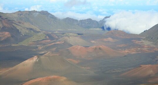 Cônes stromboliens dans la vallée sommitale de l'Haleakala. Île de Maui, Hawaii