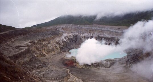 Cratère du volcan Poas et lac acide (Laguna Caliente)