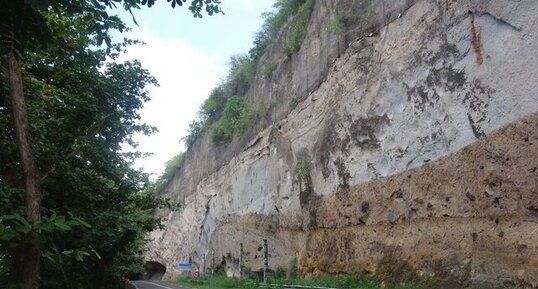 Site 2. Formations de l'édifice du Carbet ancien à la falaise de l'Anse Turin