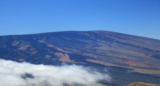 Coulées du Mauna Loa vues depuis le Mauna Kea