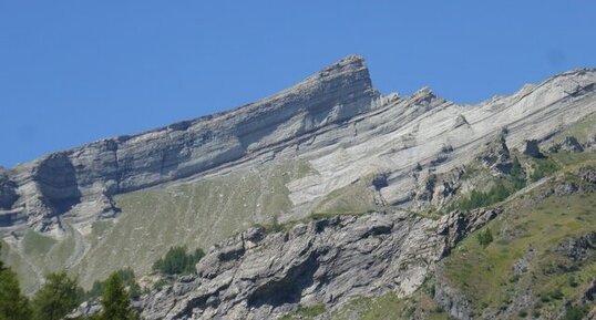 Barre de Grès du Champsaur constituant le sommet du Pic du Tourons