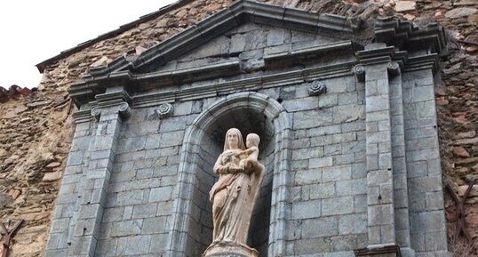 Haut du portail d'entrée en serpentinite du Monastère de la Verne.