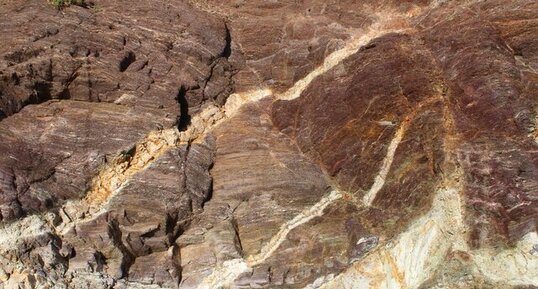 Filons de pegmatites dans des gneiss et micaschistes hercyniens