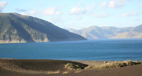 Dépôts de scories au bord du lac Laguna del Laja